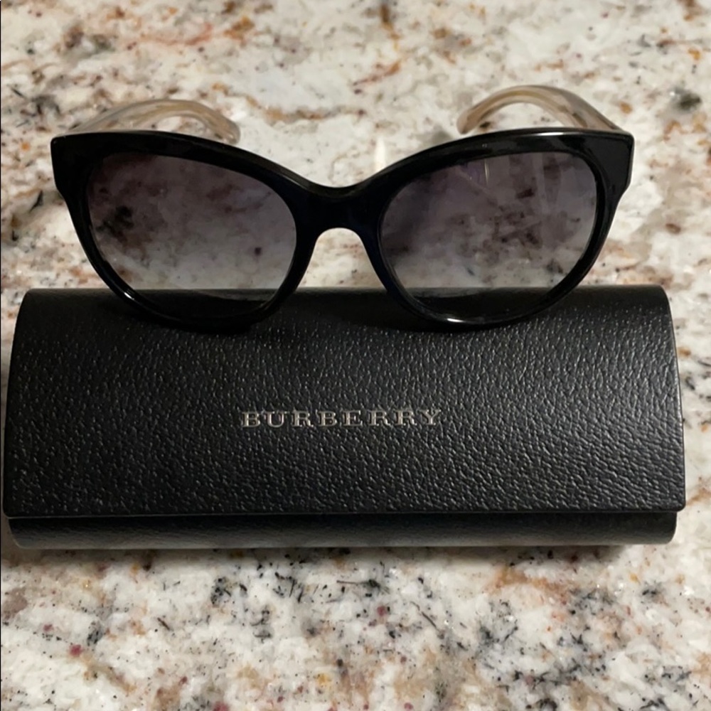 Burberry Sunglasses B4187